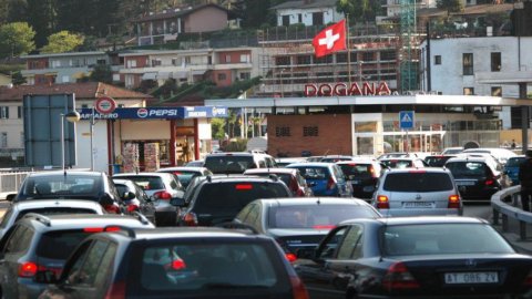 La Svizzera approva il referendum anti-immigrati, i frontalieri tremano