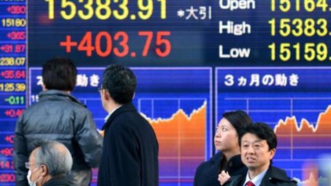 Borsa di Tokyo in picchiata: Nikkei -4,18%