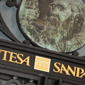 Intesa, Moody’s alza il rating