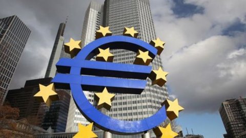 ECB, Draghi: "স্থবিরতার বিরুদ্ধে অপ্রচলিত পদক্ষেপের জন্য প্রস্তুত"