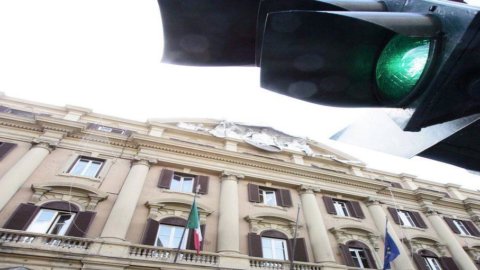 Fmi promuove il Def di Renzi e oggi il Bot va a caccia di record. Piazza Affari stamani è in rialzo