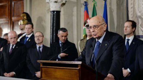 नेपोलिटानो रेन्ज़ी को नई सरकार बनाने का काम सौंपता है