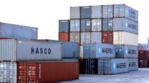 Istat, commercio estero 2013: crolla l’import, export fermo e surplus top dal 1996