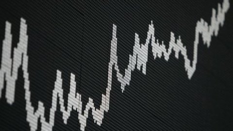 Le tensioni internazionali sull’Ucraina affondano le Borse: Milano perde lo 0,9%, bene l’asta Btp