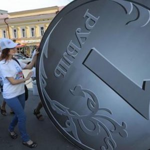 La Russia vende valuta estera, il rublo prende fiato