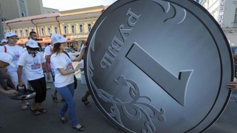 La Russia vende valuta estera, il rublo prende fiato