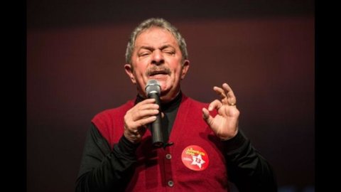 Brasil, el expresidente Lula visita la sede de Pirelli en Milán