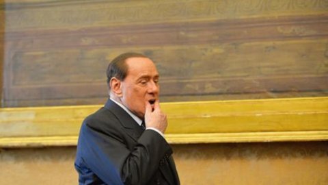 Berlusconi kendini askıya aldı: o artık bir Şövalye değil