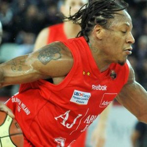 Basket: dopo lo stop di Brindisi e Cantù, stasera Milano può allungare