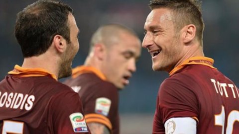 Roma-Parma 4-2: Giallorossi perto da Juve