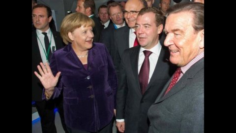 Merkel-Grecia 1 a 1: la Cancelliera riconosce i passi avanti di Atene, i greci incassano il sostegno