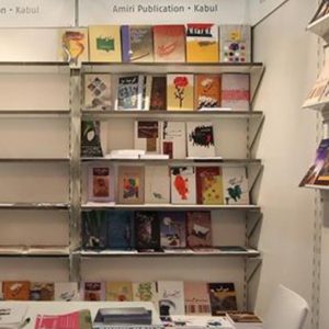 В книжном магазине процветает страсть к «подвешенной книге», за которую уже заплатили и раздали.