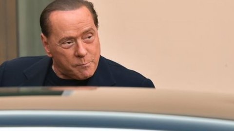 Berlusconi und Sozialdienste: Erster Tag in Cesano Boscone, um seine Strafe zu verbüßen