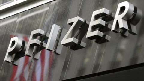 AstraZeneca, azionisti voglio riaprire trattativa Pfizer