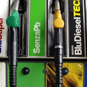 Benzina e diesel, aumenta il prezzo dei carburanti