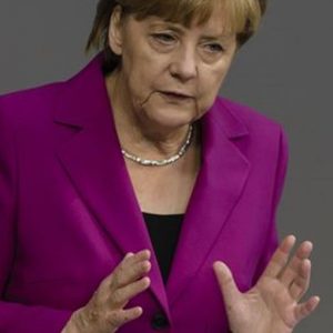 Merkel: guerra all’Isis, ma sì ai migranti