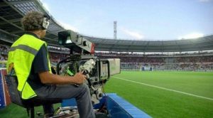 Cameramen riprende campo di calcio