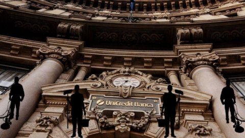 Unicredit, accordo con i sindacati sugli esuberi: 2.400 prepensionamenti e 800 assunzioni