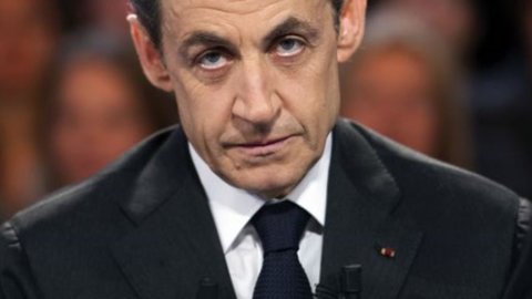 Francia, notte in cella per Sarkozy