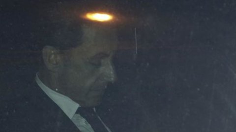 Francia: Sarkozy rilasciato, ma le ipotesi di reato sono pesantissime