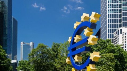 ECB, faiz oranlarını tarihi düşük seviyede teyit etti: %0,15