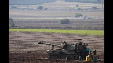 Israel mobilizes troops to the south