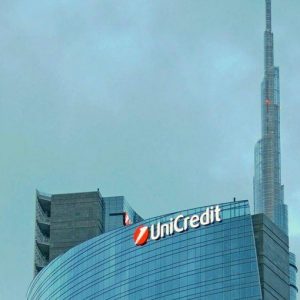 Unicredit, Fitch rialza l’outlook a stabile