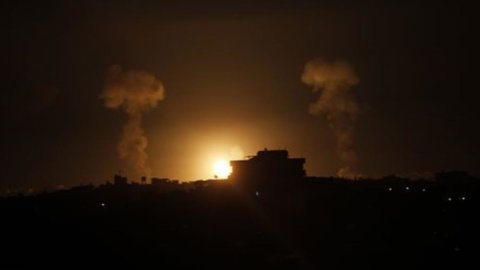 Medio Oriente – Israele sotto attacco, pronta la risposta: raid contro Gaza, almeno 15 morti