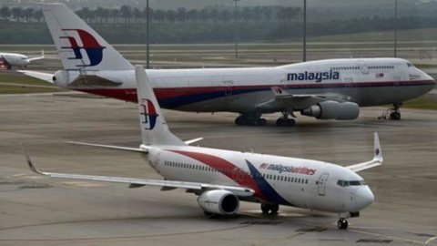 ウクライナの飛行機がマレーシアに墜落：おそらくロシアのミサイルが当たった（しかしモスクワは否定している）、295人が死亡した