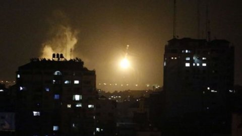 Israel invades Gaza, Hamas: "We are ready for confrontation"