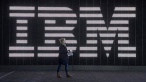 Ibm batte le attese, ma il titolo cala nell’after-hours a Wall Street