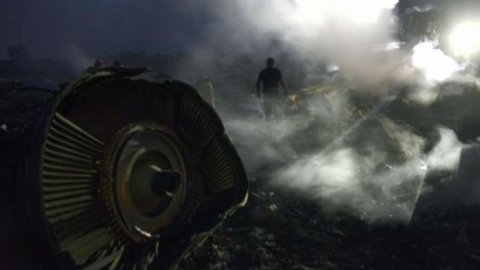 Aereo abbattuto, i morti sono 298. Ucraina: “Intercettazioni inchiodano separatisti russi”