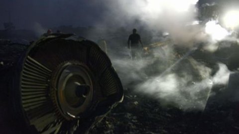 Plane shot down, 298 dead. Ukraine: "Interceptions nail Russian separatists"