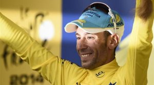 Il ciclista Vincenzo Nibali al Tour de France a fare ciclismo