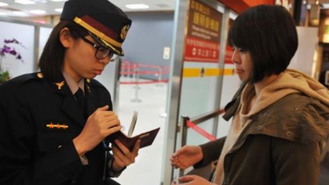 Taiwan: aereo della TransAsia Airways precipita, oltre 50 i morti
