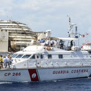 Costa Concordia: addio al Giglio, il relitto trasportato a Genova