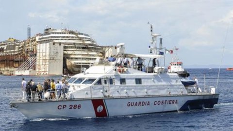 Costa Concordia: addio al Giglio, il relitto trasportato a Genova