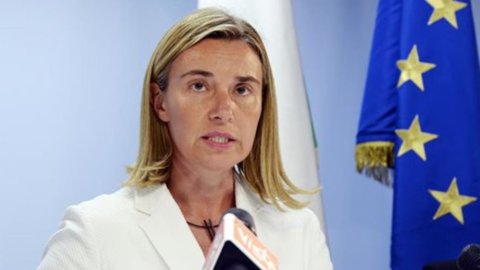 Mogherini, Juncker mendorong Renzi menuju Rencana B