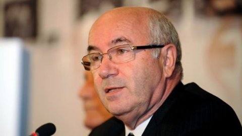 Figc: schwarzer Rauch, Tavecchio an der Spitze