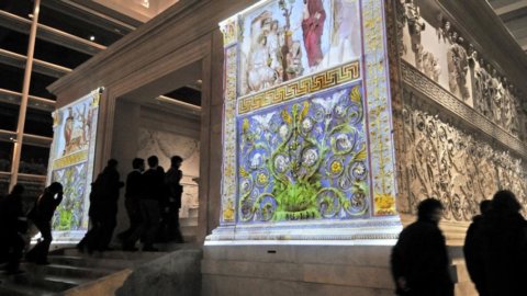 Roma 19 Ağustos, Ara Pacis, Augustus'un ölümünün 2. yıldönümü için gece yarısına kadar açık