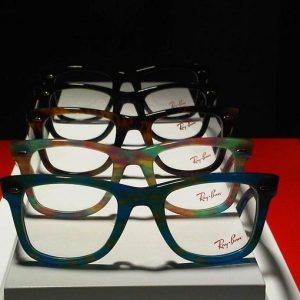 Luxottica, il meteo sfavorevole a marzo frena i ricavi