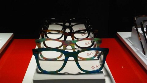 Luxottica: utili per 210 milioni nel primo trimestre 2015