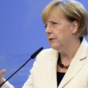 Merkel: non cambio politica sui migranti