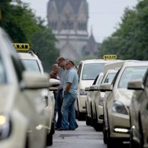 Uber: la Germania mette al bando l’app