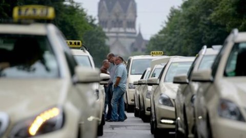 Uber: la Germania mette al bando l’app