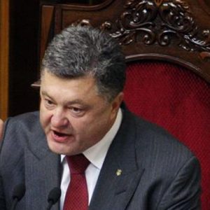 Poroshenko: domani sul tavolo di Minsk dovrà essere firmato il cessate il fuoco