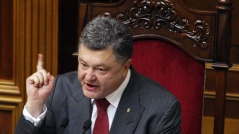 Poroshenko: domani sul tavolo di Minsk dovrà essere firmato il cessate il fuoco