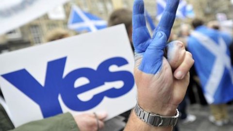 Scozia, secondo i sondaggi tornano in vantaggio i “no”. E la sterlina risale