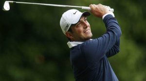 Francesco Molinari gioca a golf