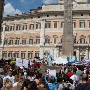 Демонстрация государственных служащих 8 ноября на улицах против правительства.